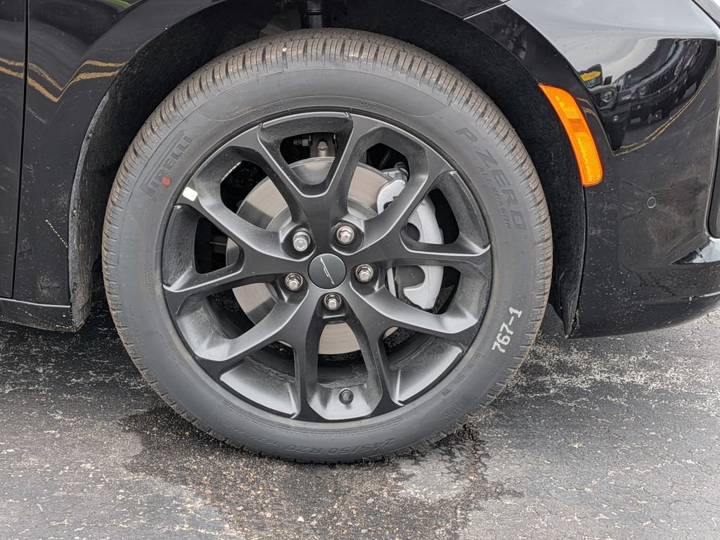 New 2027 Chrysler Pacifica Limited AWD/4WD image 6