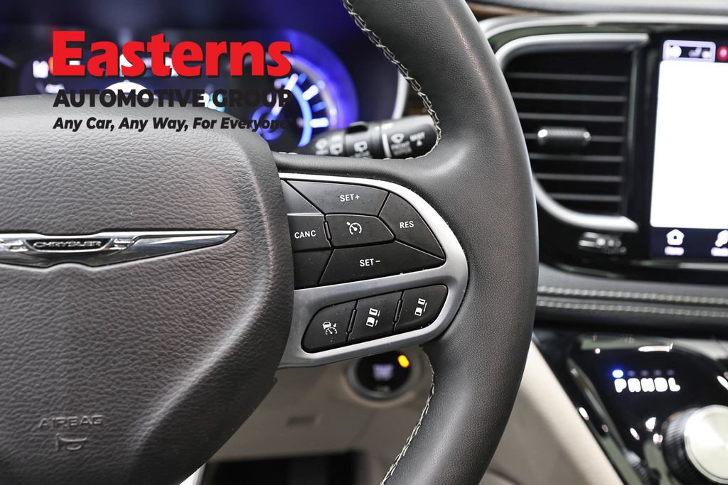 Used 2023 Chrysler Pacifica Limited FWD image 16
