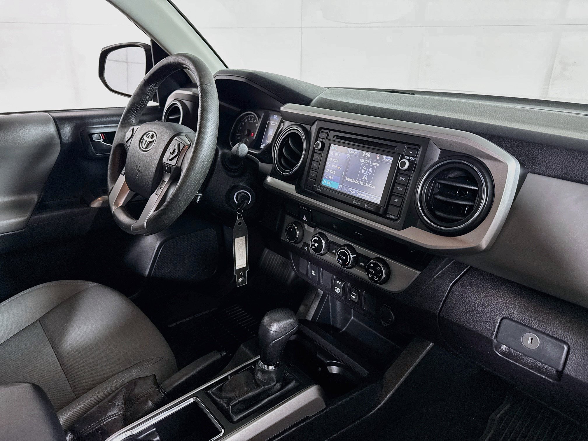 Used 2018 Toyota Tacoma SR5 AWD/4WD image 27