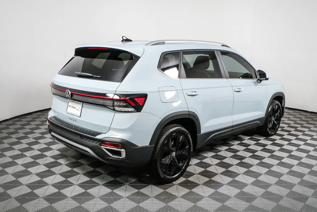 New 2026 Volkswagen Taos SE FWD image 3