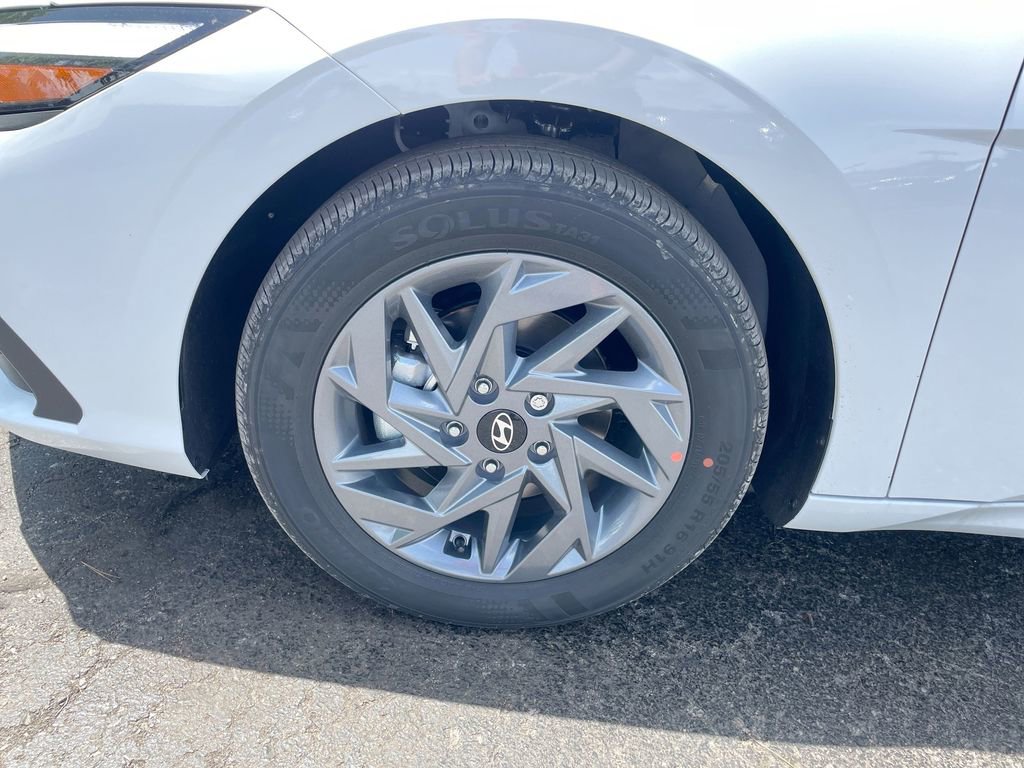 Used 2025 Hyundai Elantra Blue image 37