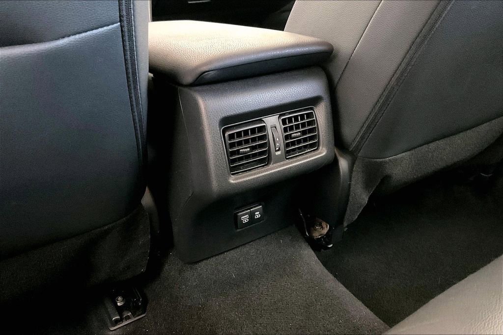 Used 2025 Toyota Camry SE image 32