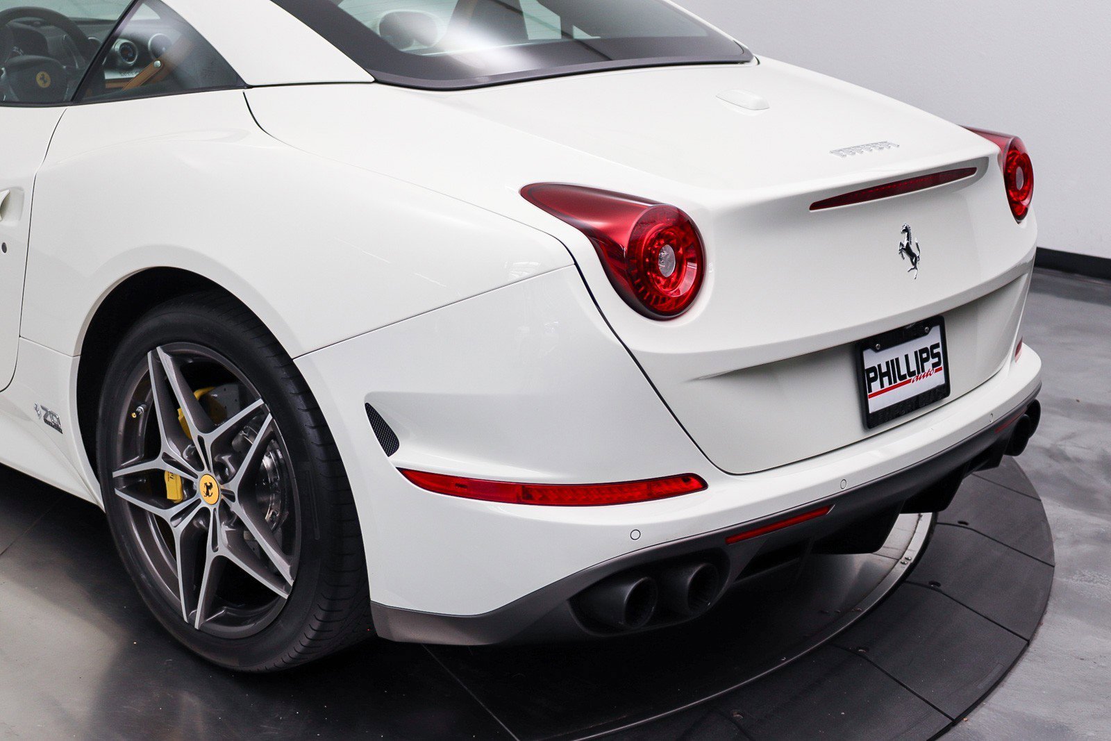 Used 2017 Ferrari California T RWD image 14