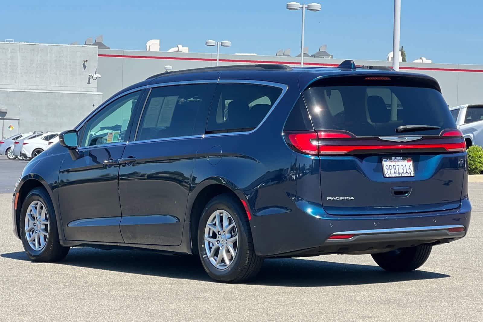 Used 2021 Chrysler Pacifica Touring w/ Uconnect Theater Family Group FWD image 7