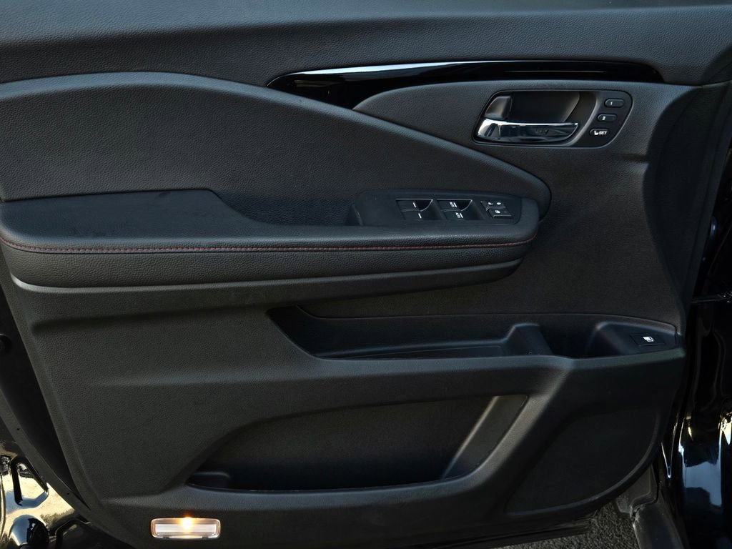 Used 2025 Honda Ridgeline Black Edition image 10