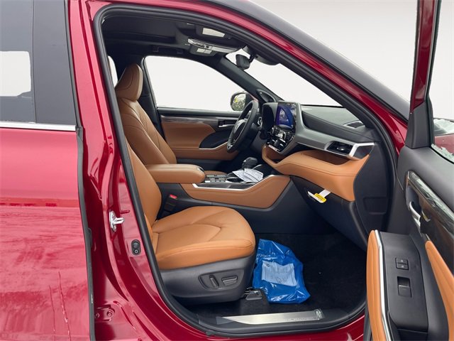 New 2026 Toyota Highlander Platinum image 15