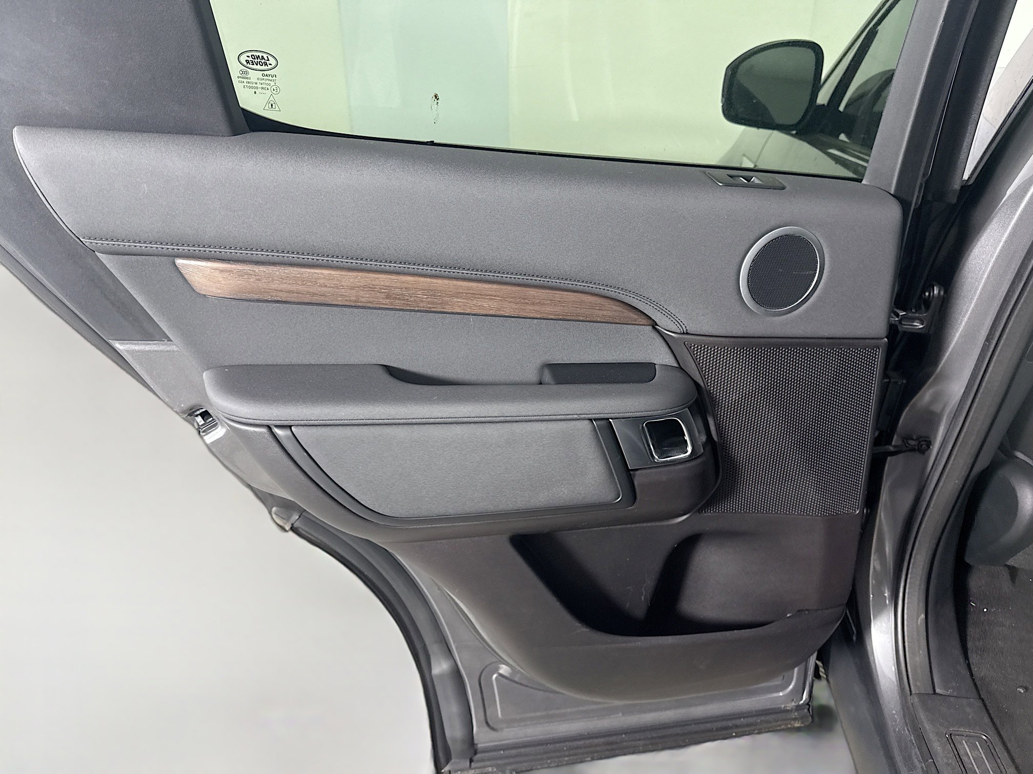 Used 2018 Land Rover Discovery HSE image 26