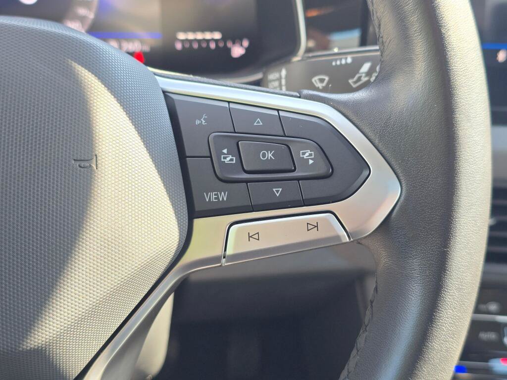 Used 2025 Volkswagen Jetta SE FWD image 28