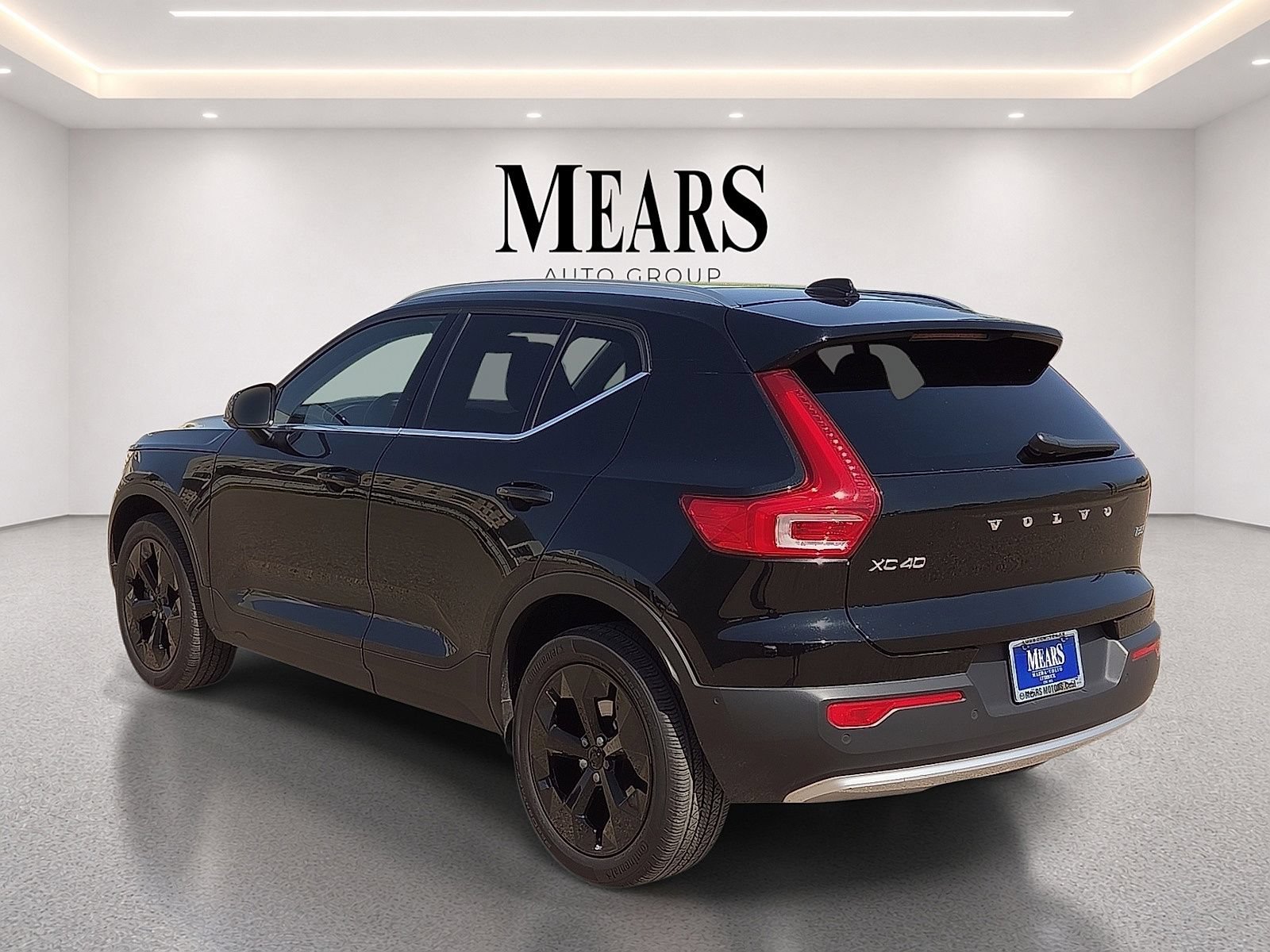 Used 2024 Volvo XC40 B5 Plus AWD/4WD image 3