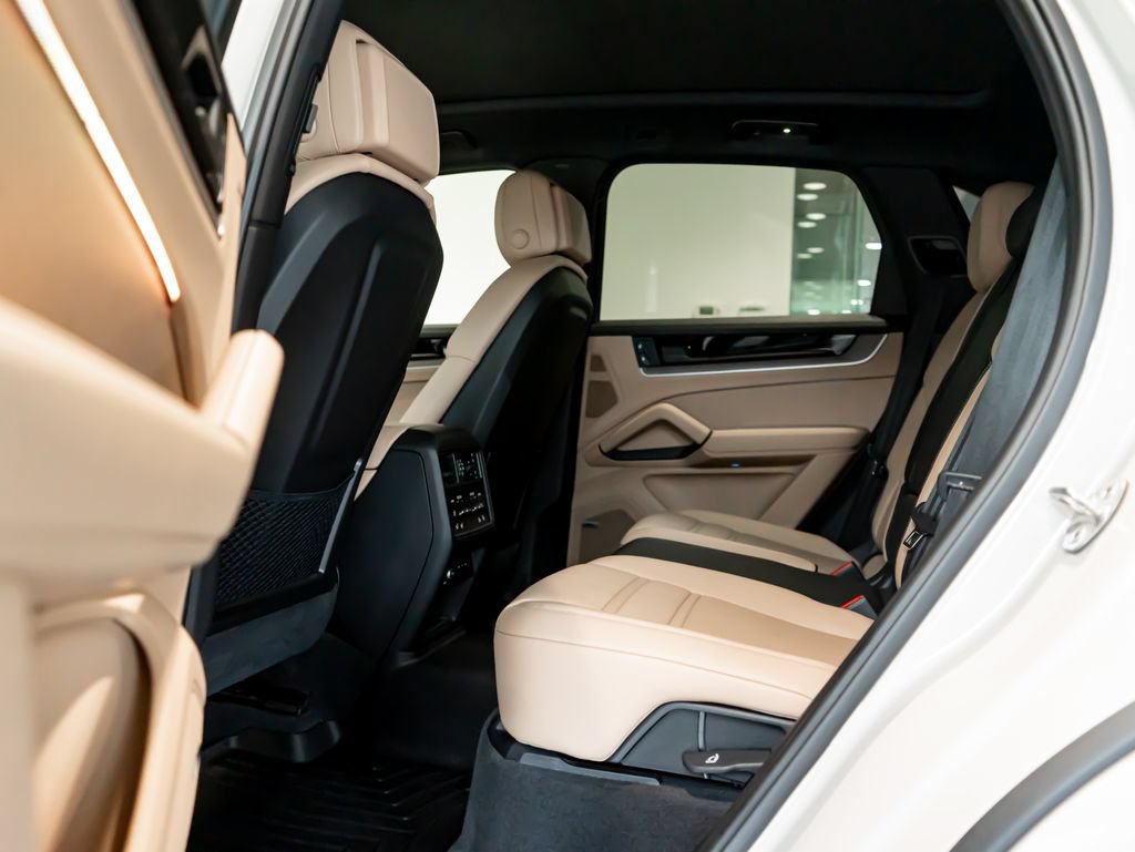 Certified 2025 Porsche Cayenne AWD/4WD image 25