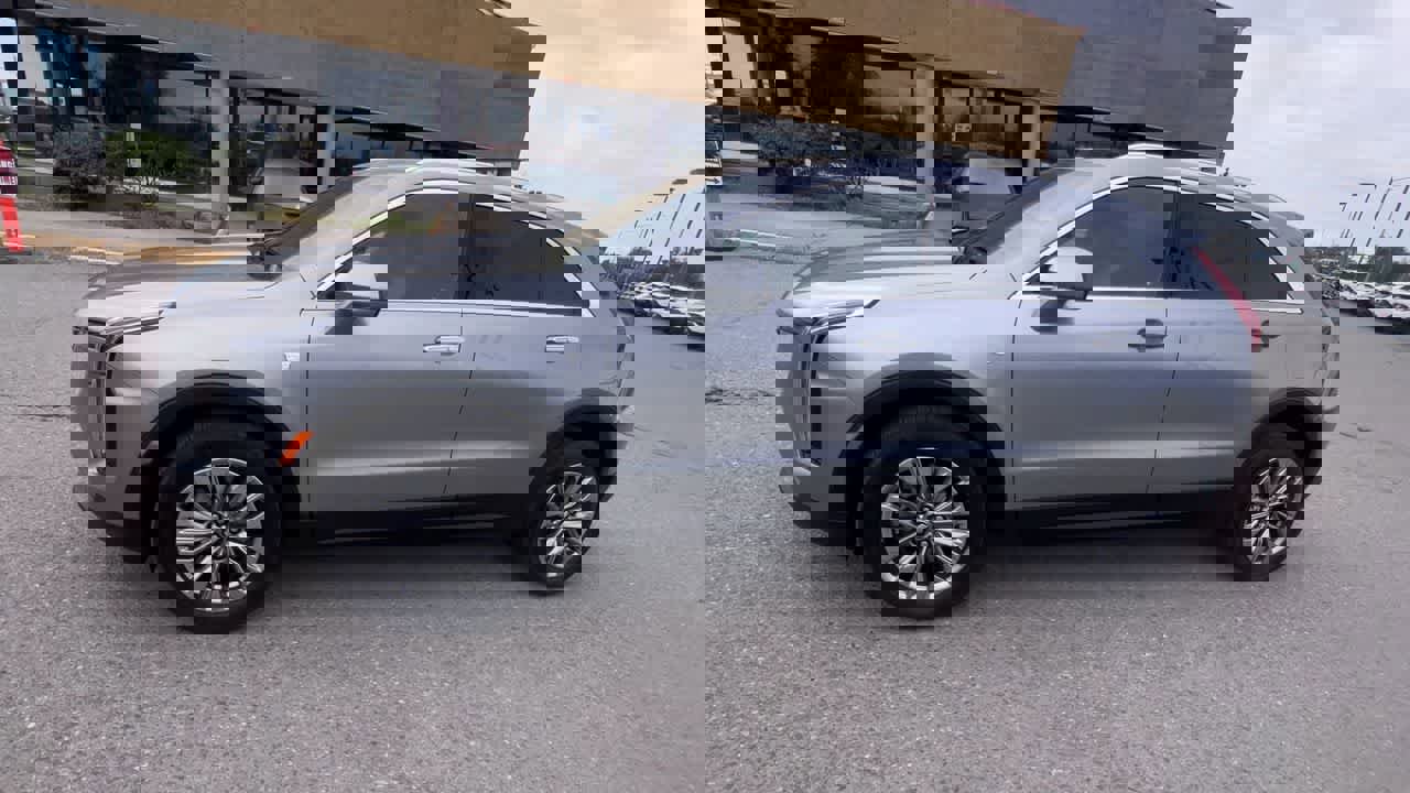 Used 2024 Cadillac XT4 Premium Luxury image 4
