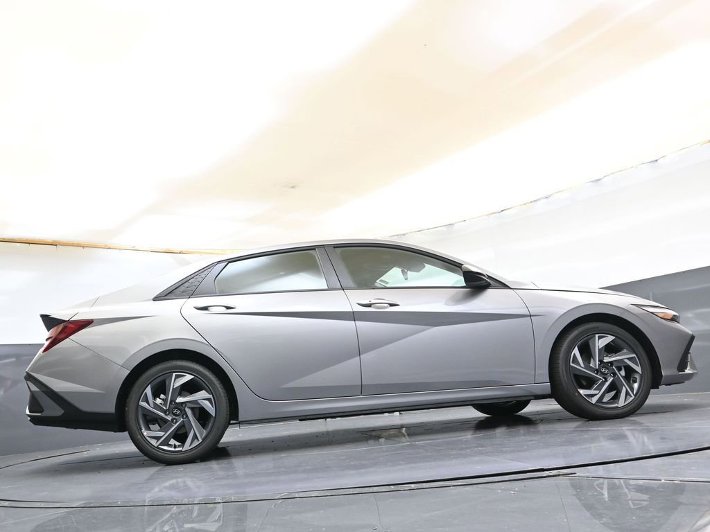 Certified 2025 Hyundai Elantra Sport FWD image 33