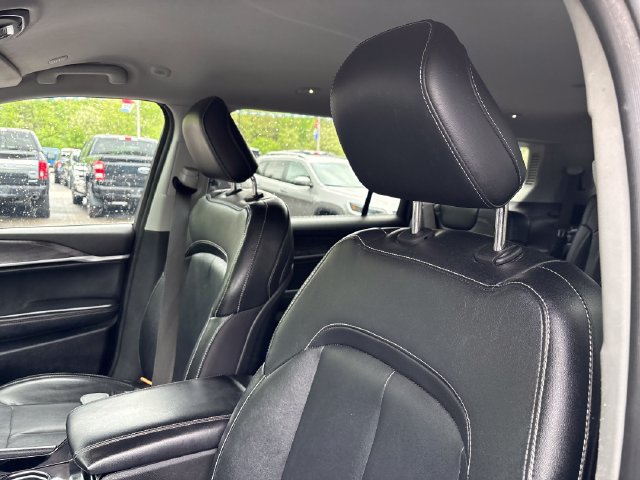 Used 2023 Jeep Grand Cherokee L Limited w/ Black Appearance Package AWD/4WD image 9