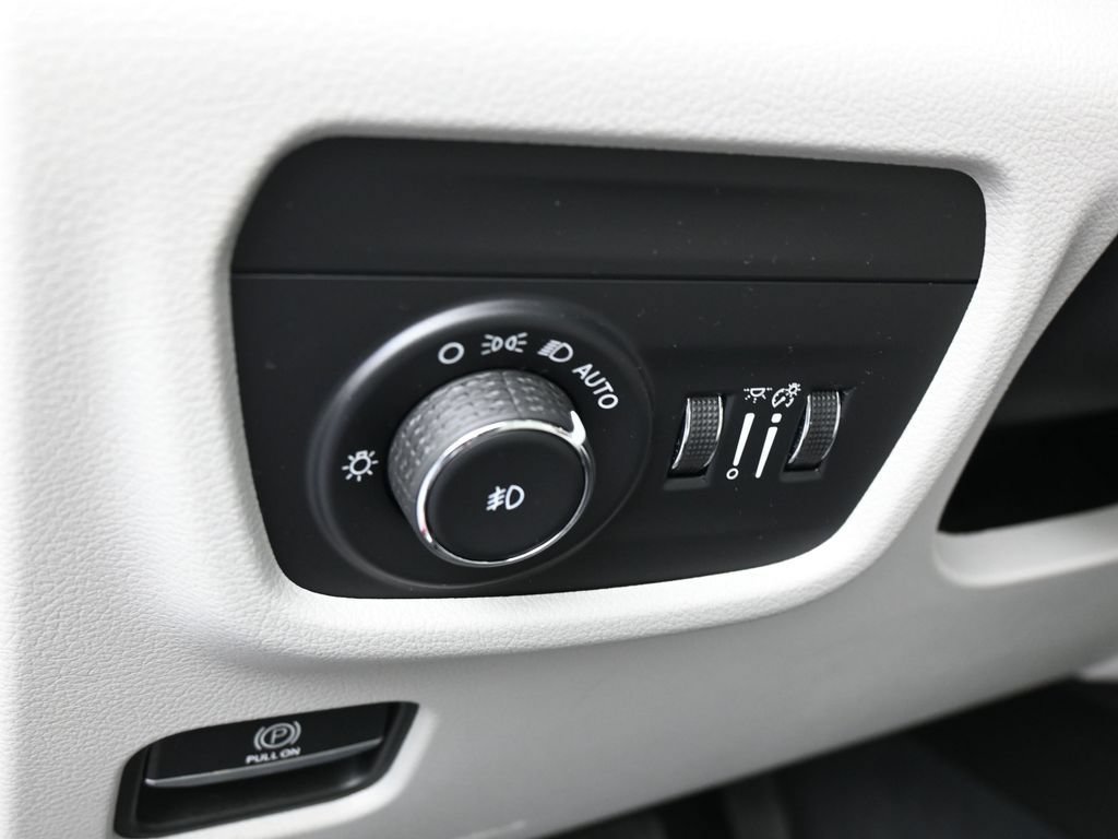 Used 2023 Jeep Grand Cherokee L Summit w/ Luxury Tech Group V AWD/4WD image 15