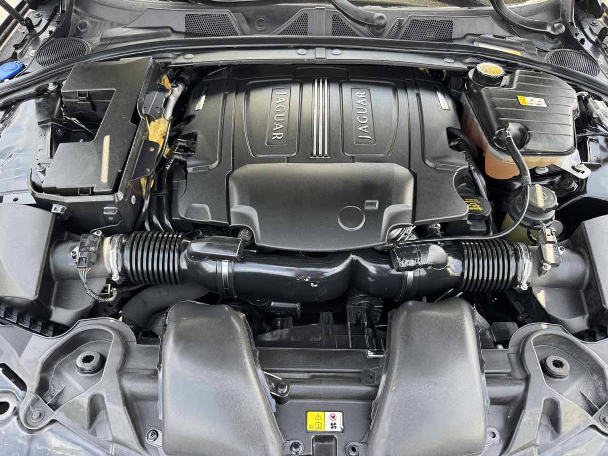 Used 2011 Jaguar XF R RWD image 8