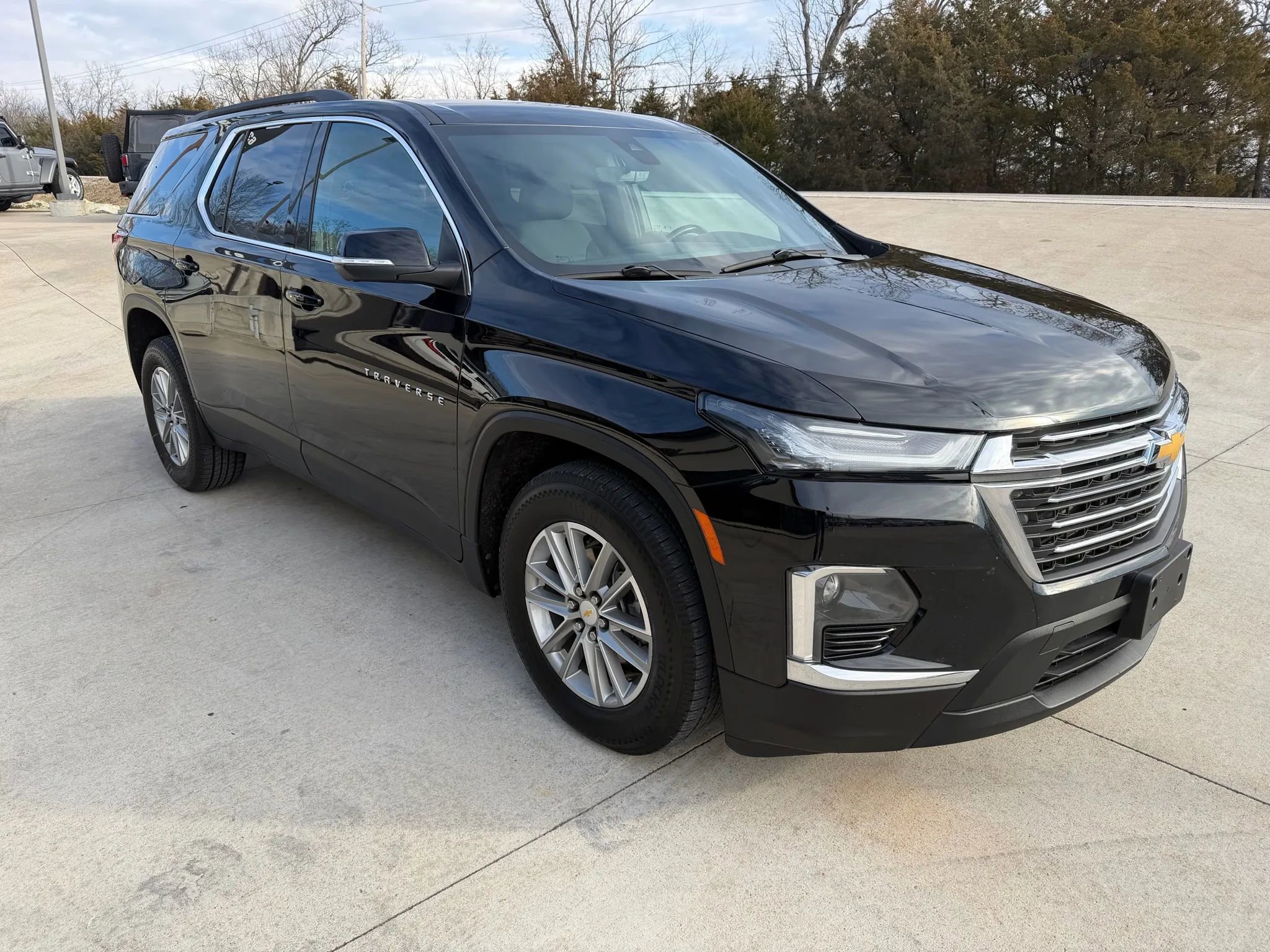 Used 2022 Chevrolet Traverse LT image 3