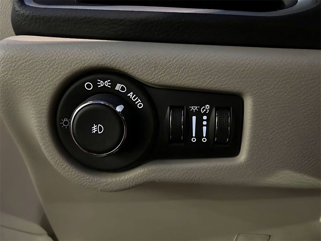 Used 2021 Chrysler Pacifica Touring image 35