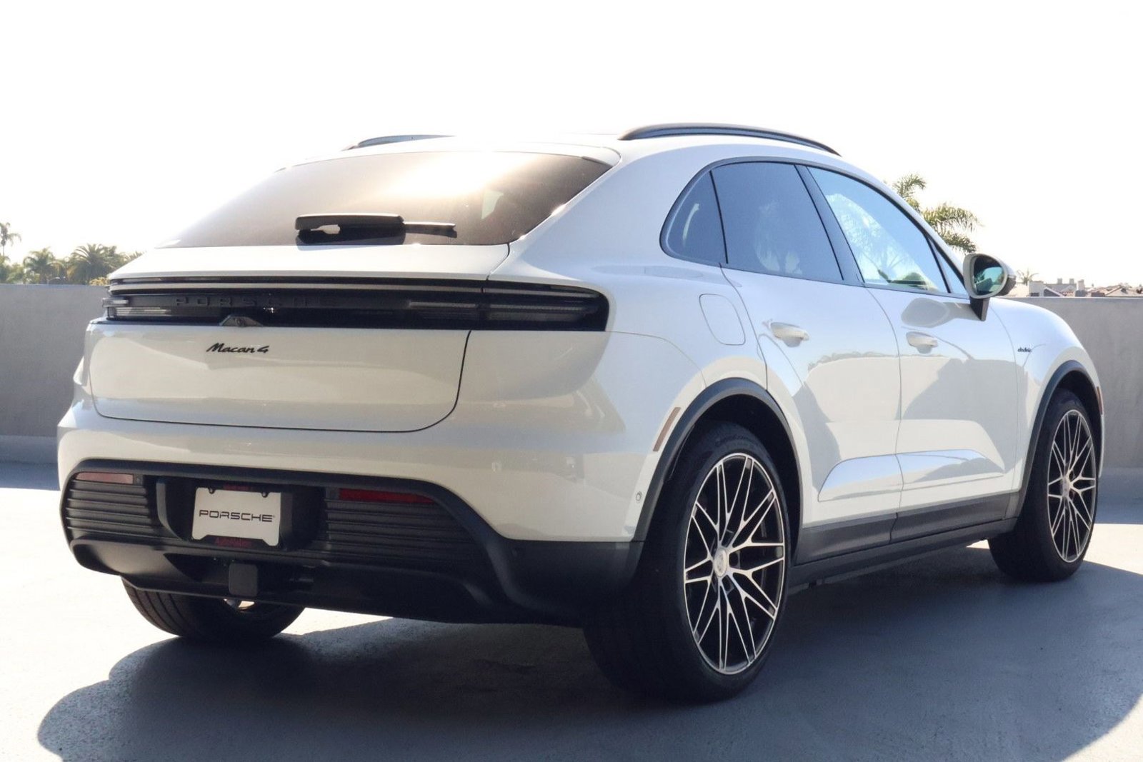 Certified 2024 Porsche Macan 4 Electric image 9