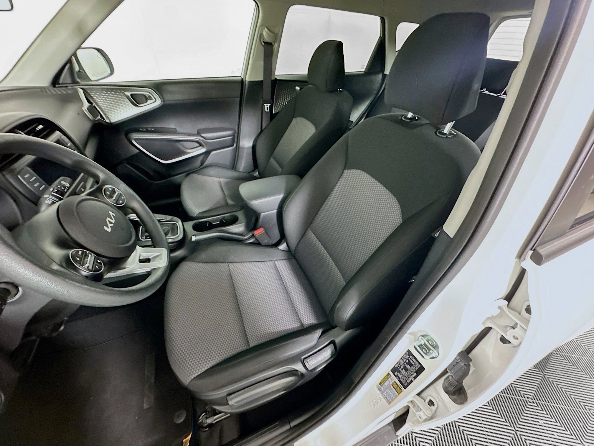 Used 2025 Kia Soul LX w/ LX Technology Package FWD image 13