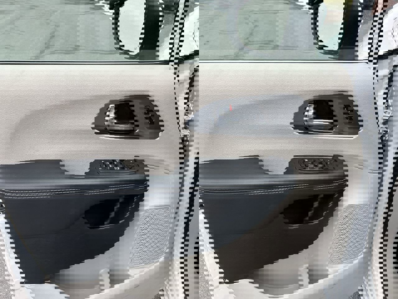 Used 2023 Chrysler Pacifica Touring-L image 18