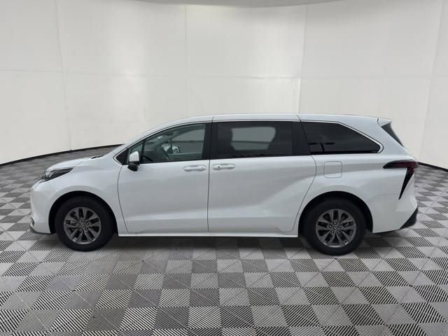 Used 2026 Toyota Sienna LE FWD image 13