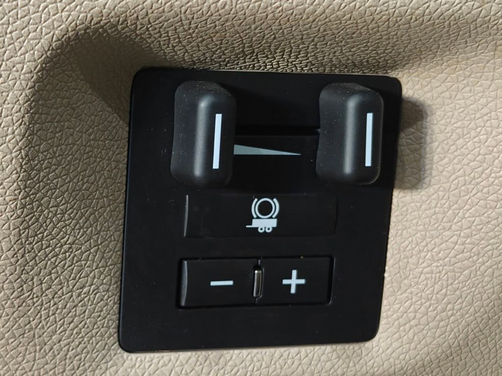 Used 2011 Chevrolet Avalanche LTZ AWD/4WD image 11