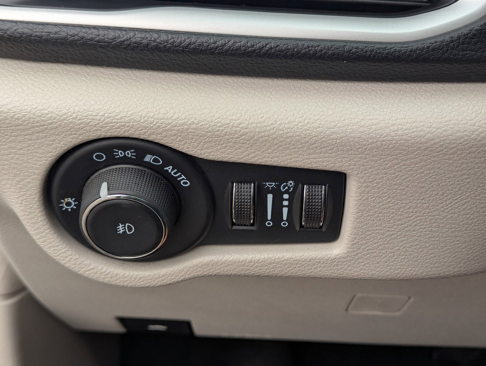 Used 2024 Chrysler Pacifica Select image 31