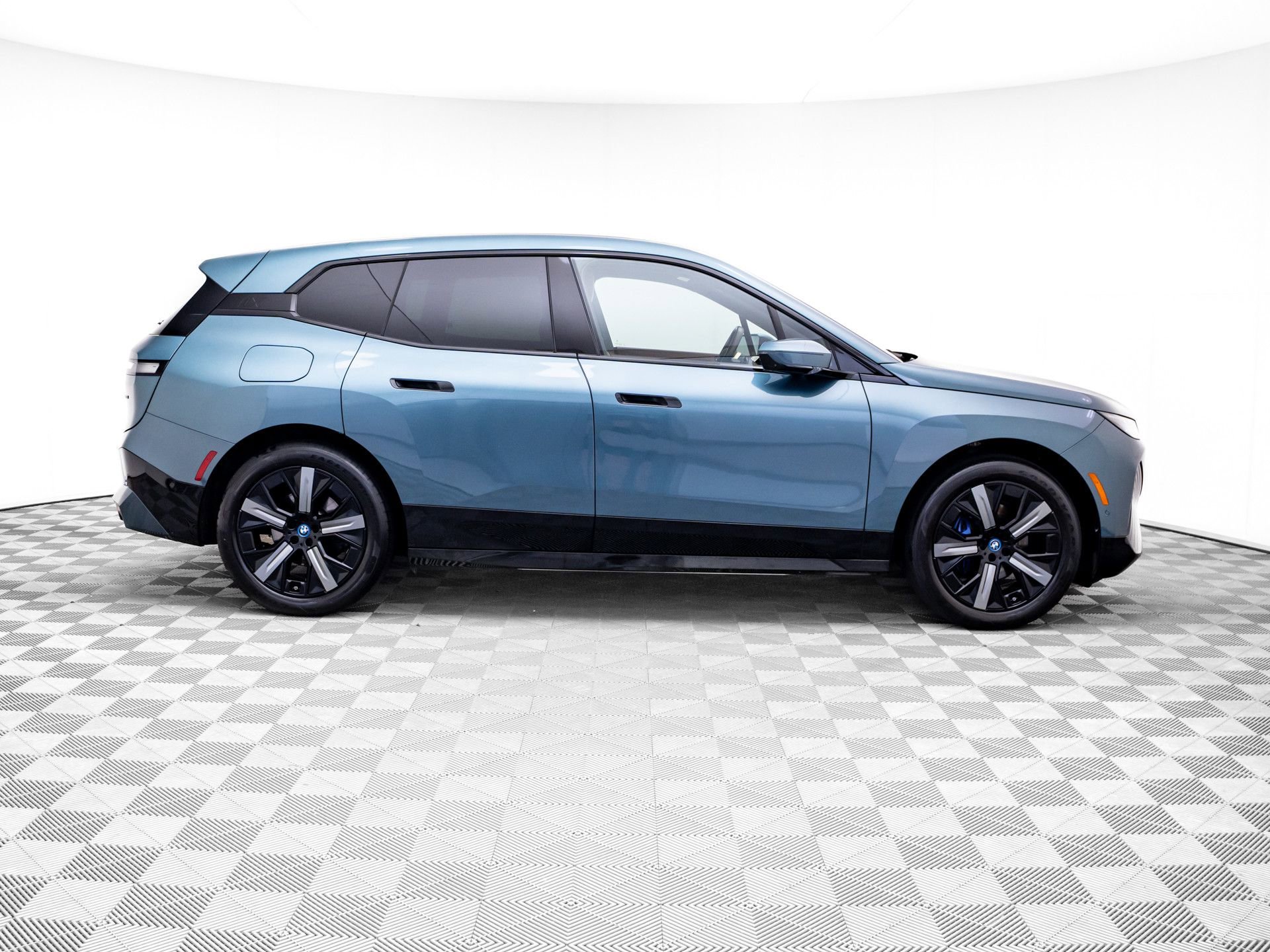 Certified 2024 BMW iX xDrive50 w/ Premium Package AWD/4WD image 6