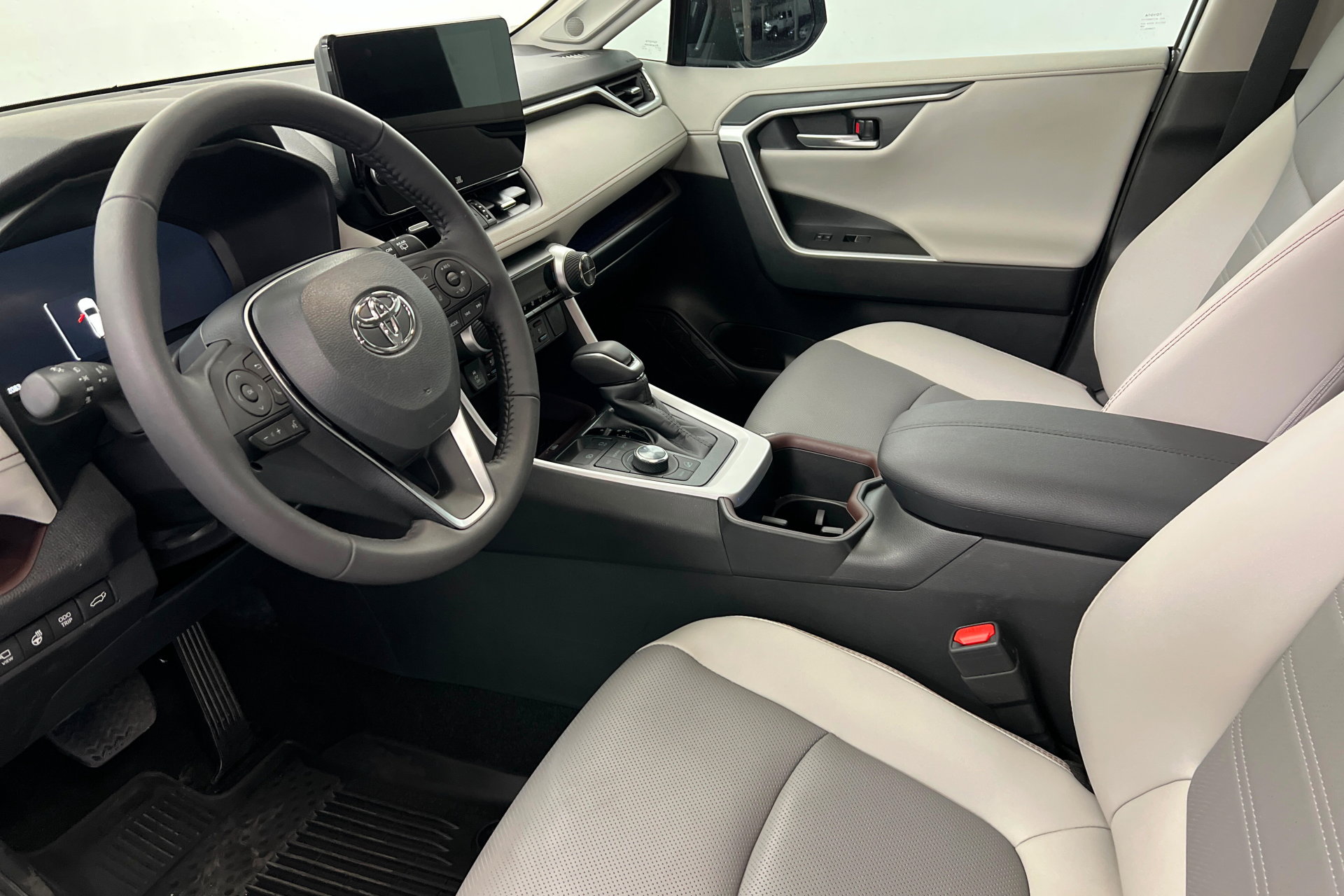 Used 2025 Toyota RAV4 Limited w/ Advanced Technology Package image 16