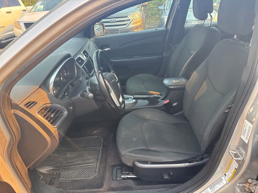 Used 2011 Chrysler 200 Touring FWD image 5