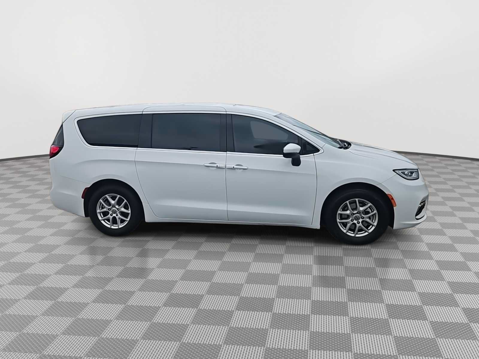 Used 2023 Chrysler Pacifica Touring-L FWD image 9