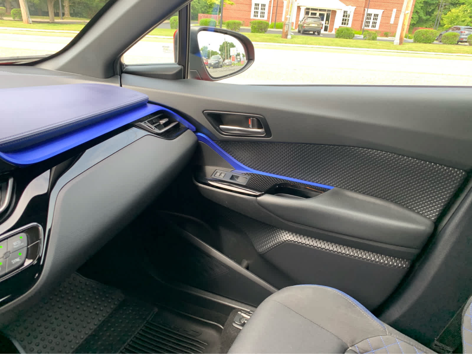 Used 2022 Toyota C-HR XLE FWD image 22
