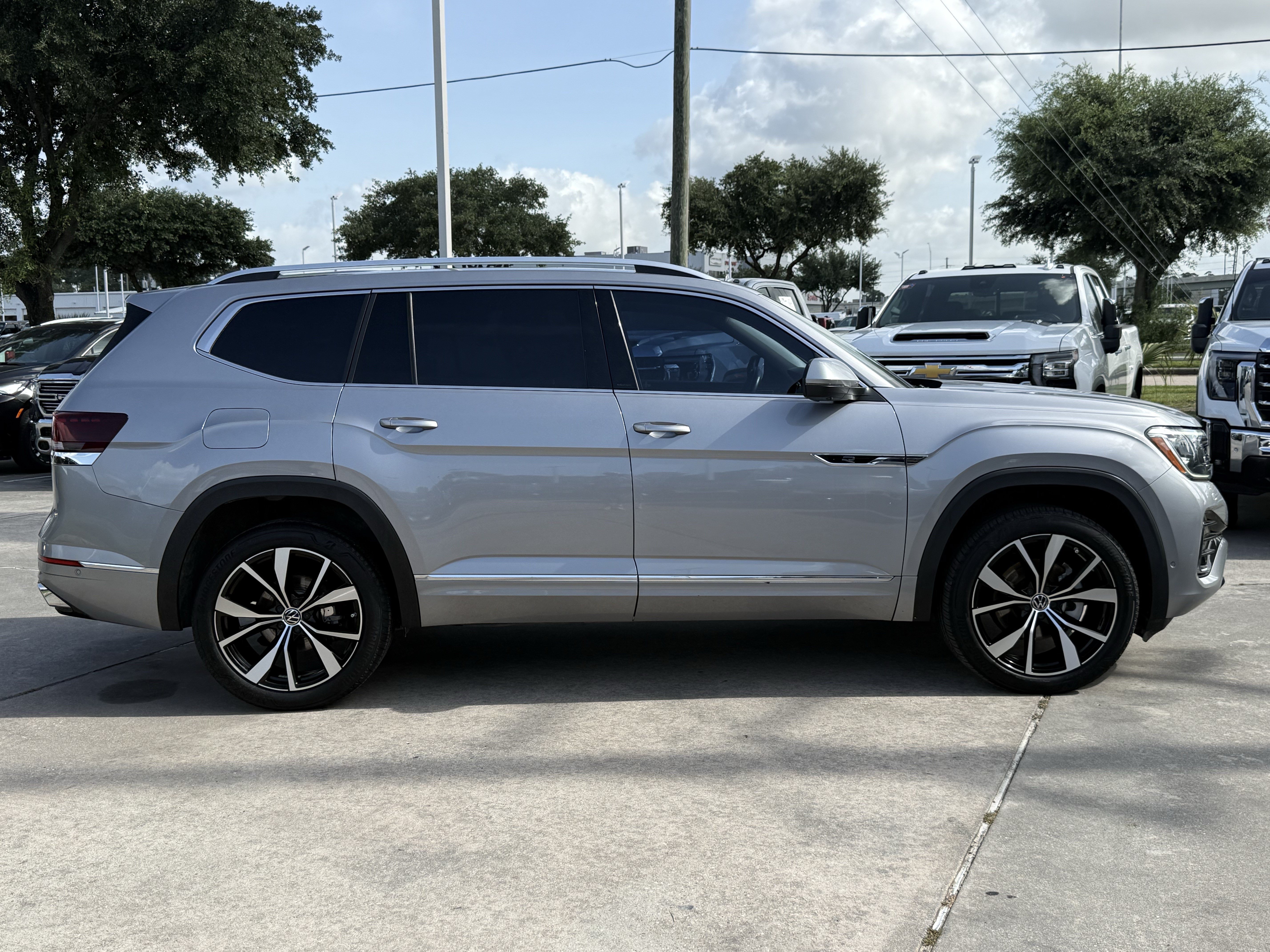 Used 2024 Volkswagen Atlas SEL Premium R-Line AWD/4WD image 3