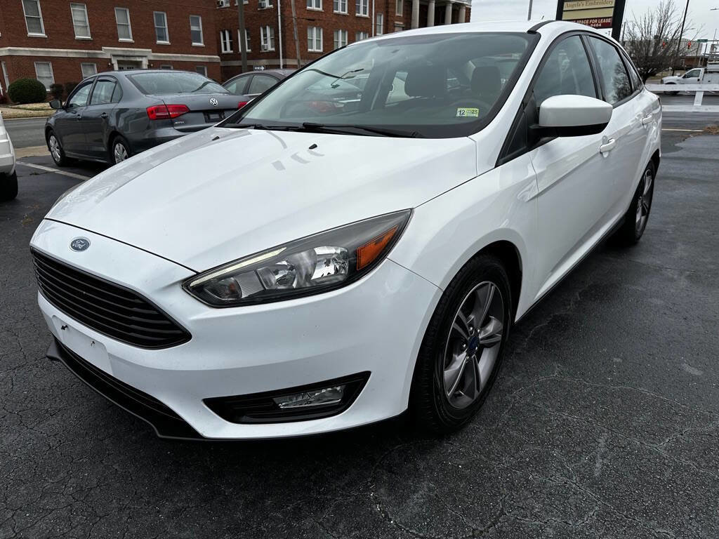 Used 2018 Ford Focus SE w/ SE Appearance Package image 3