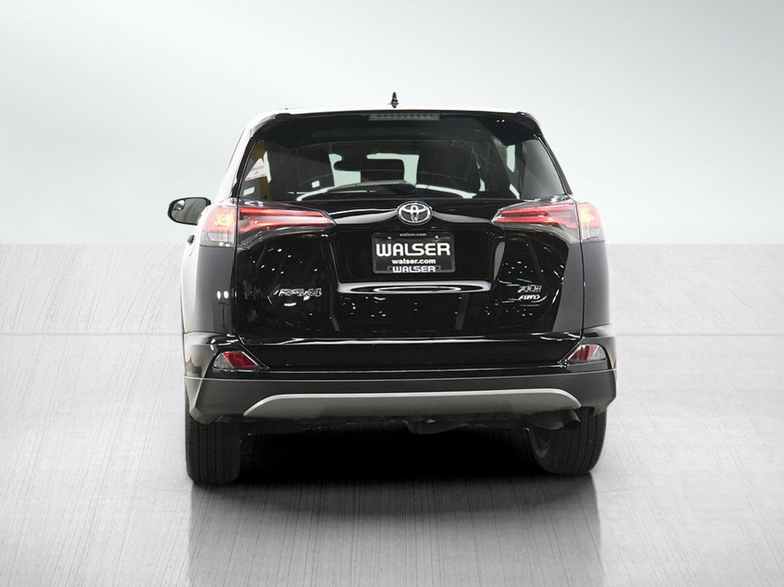 Used 2018 Toyota RAV4 XLE AWD/4WD image 4