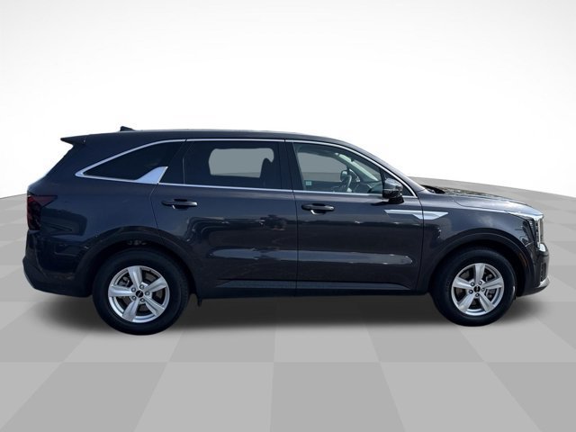 Used 2025 Kia Sorento LX FWD image 4