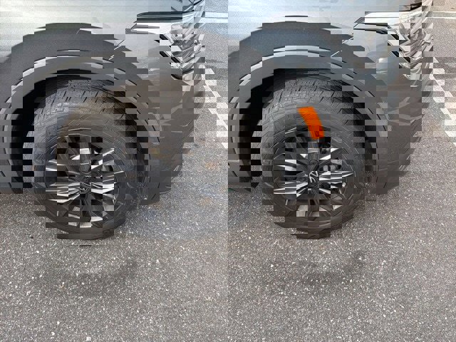 Certified 2023 Volkswagen Tiguan SE w/ Panoramic Sunroof Package image 3