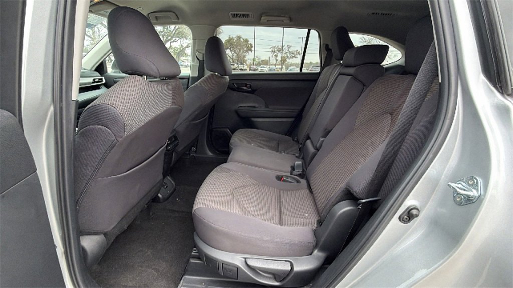 Used 2024 Toyota Highlander LE image 34