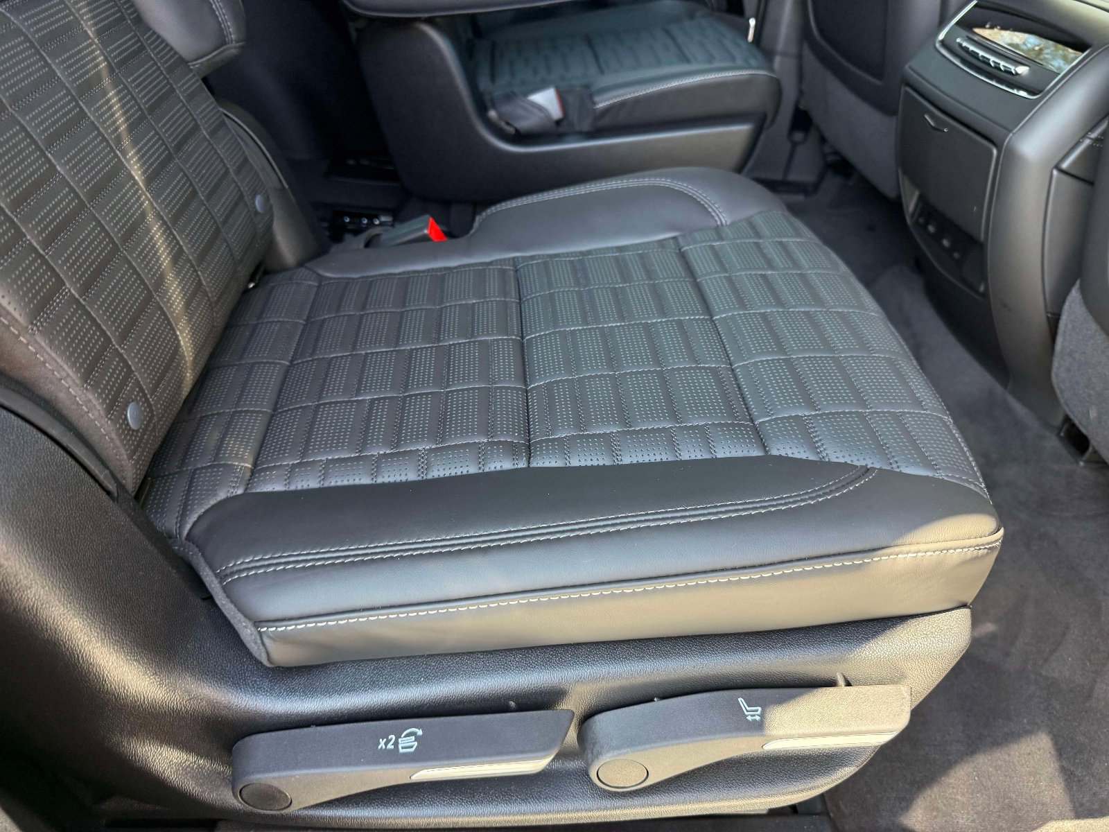 Used 2026 Cadillac Escalade V w/ LPO, ONYX Package image 30