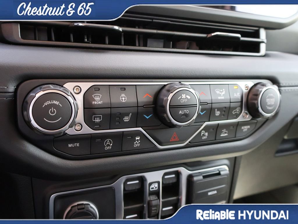 Used 2025 Jeep Wrangler Unlimited Sahara AWD/4WD image 36