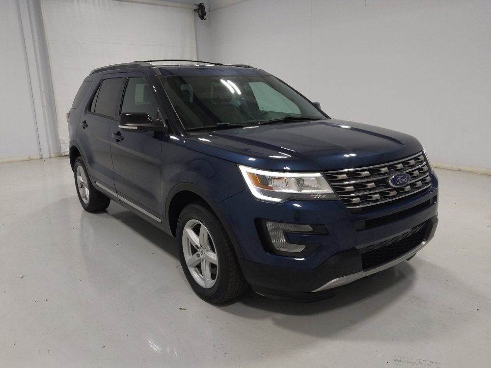Used 2017 Ford Explorer XLT w/ Equipment Group 202A AWD/4WD image 13