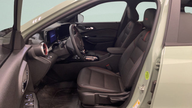 Used 2024 Chevrolet Trax RS w/ Sunroof Package FWD image 16
