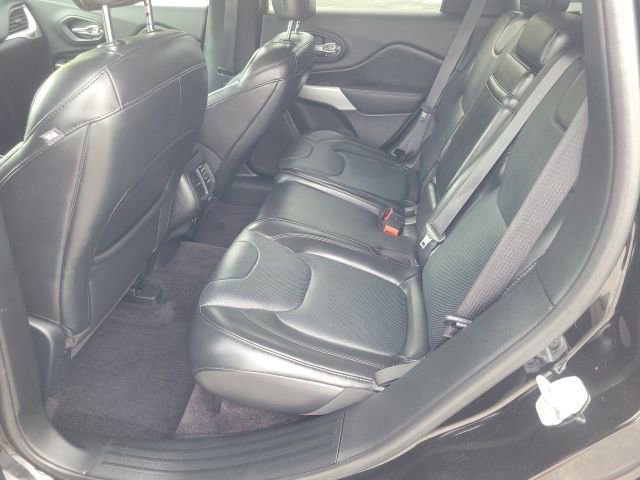 Used 2017 Jeep Cherokee Overland w/ Technology Group AWD/4WD image 13