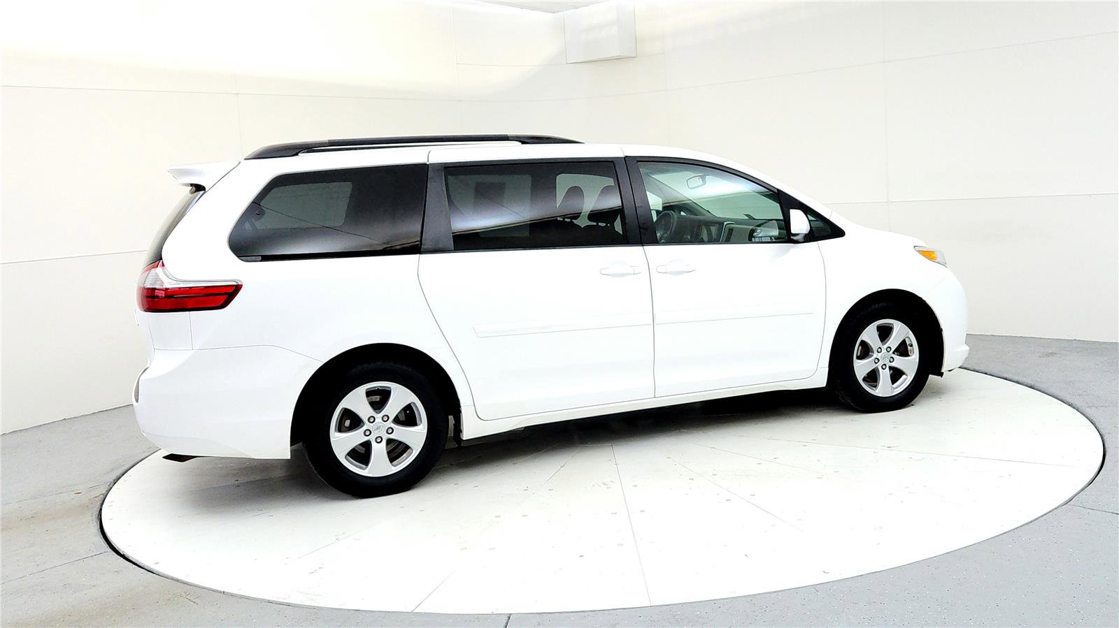 Used 2015 Toyota Sienna LE image 6