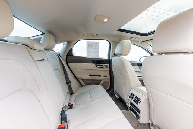 Used 2018 Jaguar XF Premium AWD/4WD image 16