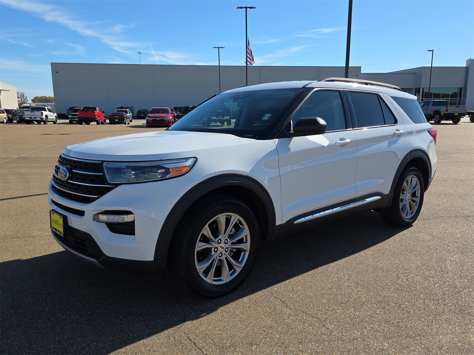 Used 2022 Ford Explorer XLT w/ Equipment Group 202A image 4