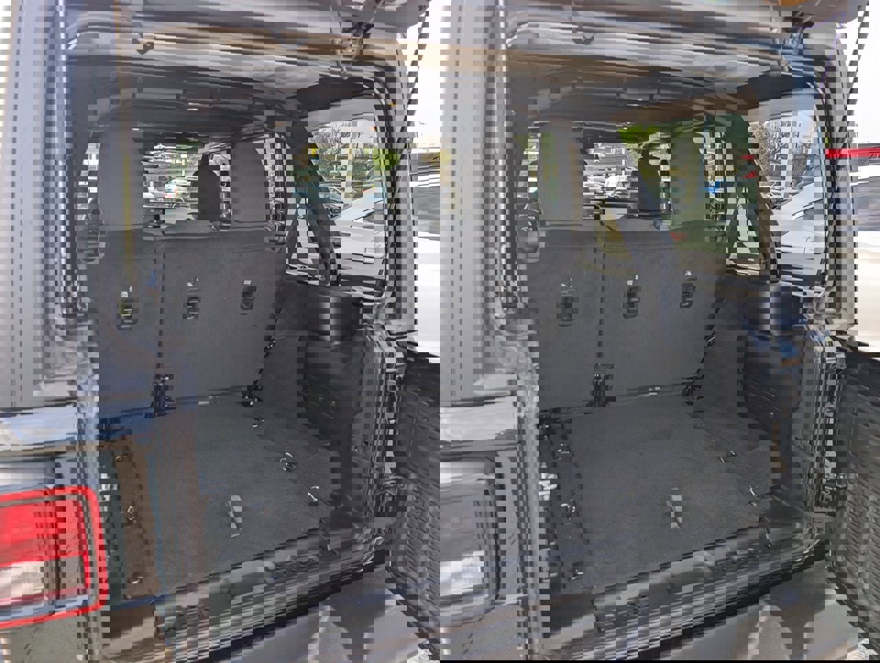 Used 2025 Jeep Wrangler Sport S image 26