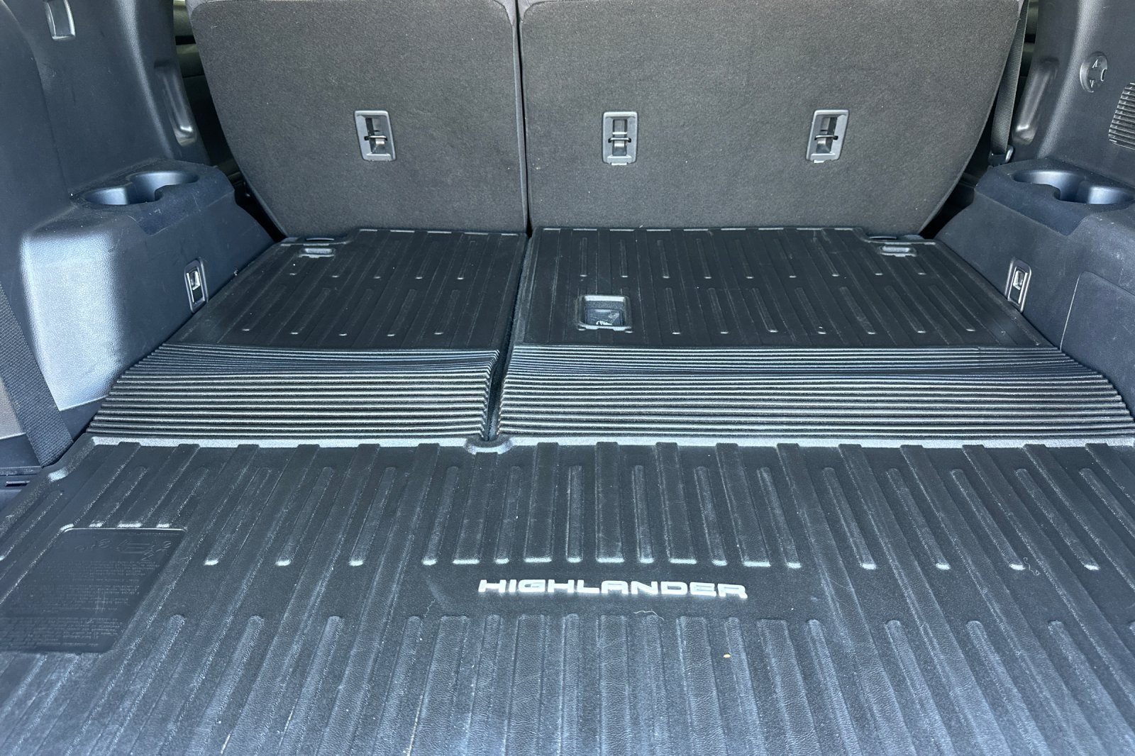 Used 2022 Toyota Highlander LE FWD image 15