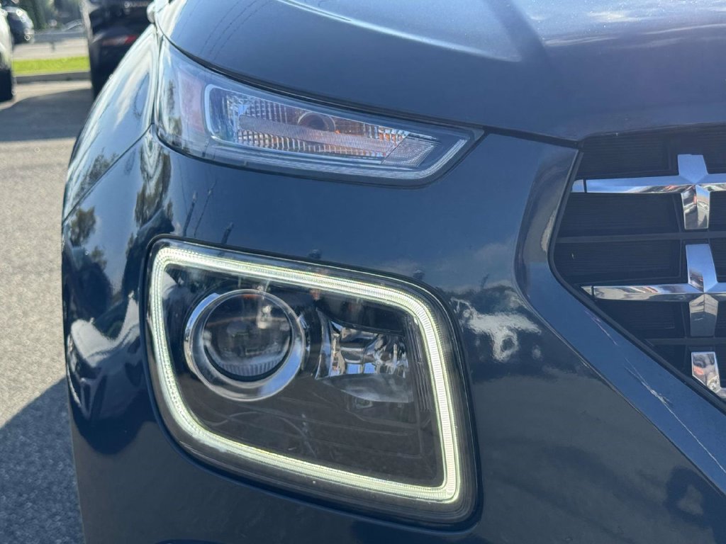 Used 2024 Hyundai Venue Limited FWD image 10