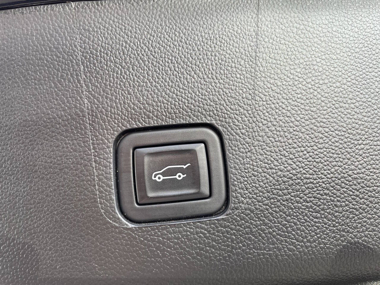 Used 2023 Chevrolet Traverse LT FWD image 7